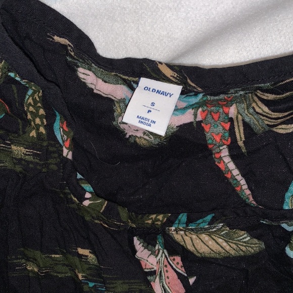 Black blouse t-shirt Hawaiian style old navy size small - Picture 2 of 3